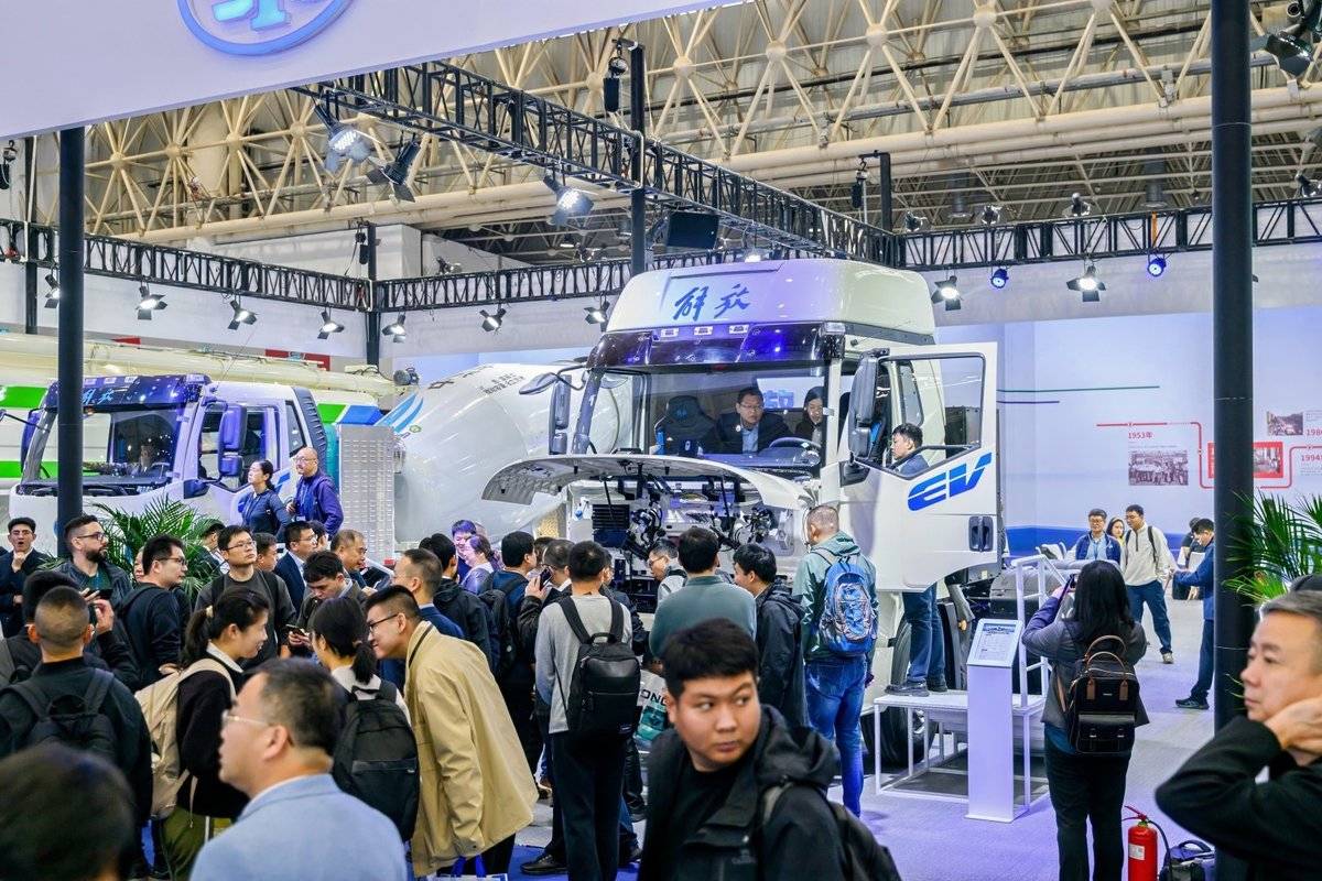 一汽解放携新能源明星车型亮相2025年中国国际商用车展览会JSN_4726-opq4109483325