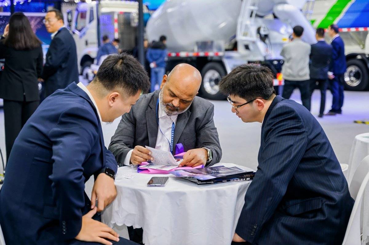 一汽解放携新能源明星车型亮相2025年中国国际商用车展览会JSN_4625-opq4109502040