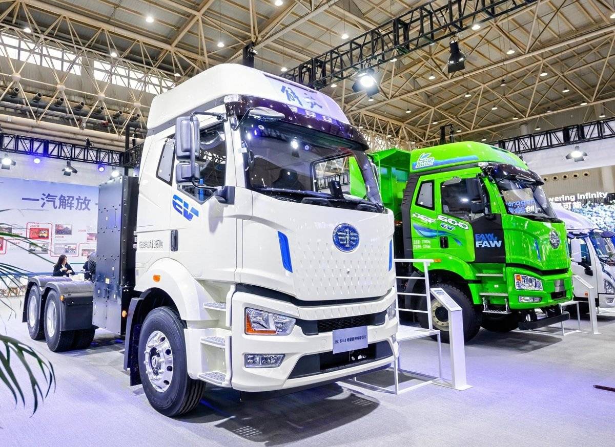 一汽解放携新能源明星车型亮相2025年中国国际商用车展览会JSN_4426-opq4109459007