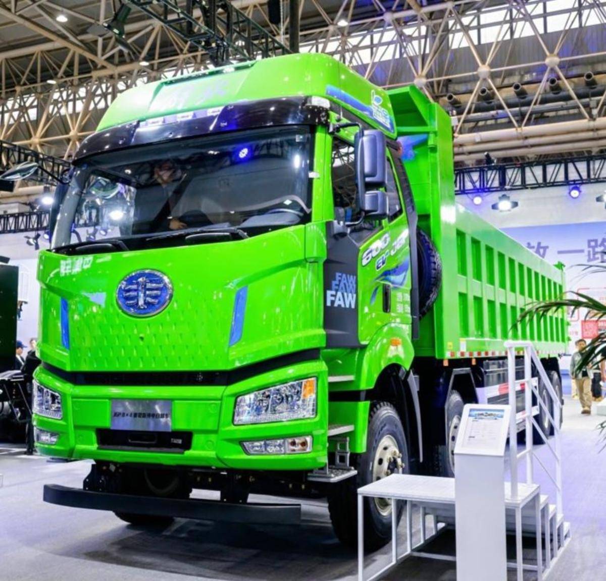 一汽解放携新能源明星车型亮相2025年中国国际商用车展览会JSN_4426-opq4109459007