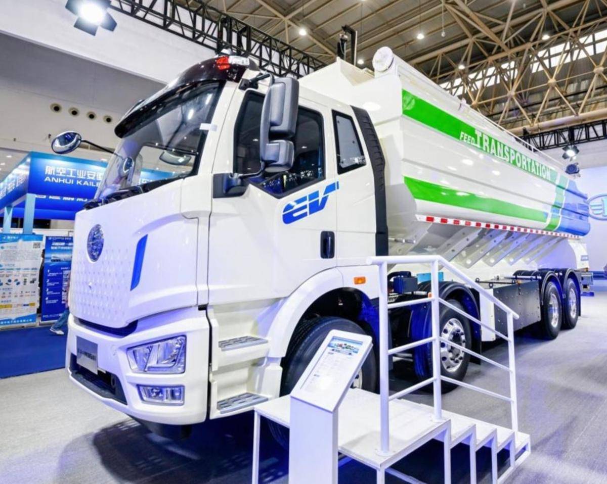 一汽解放携新能源明星车型亮相2025年中国国际商用车展览会JSN_4426-opq4109459007