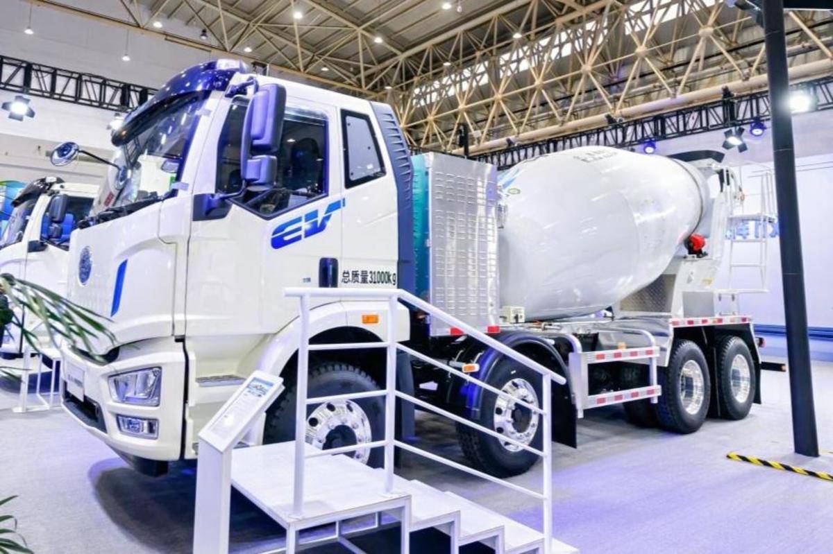 一汽解放携新能源明星车型亮相2025年中国国际商用车展览会JSN_4426-opq4109459007