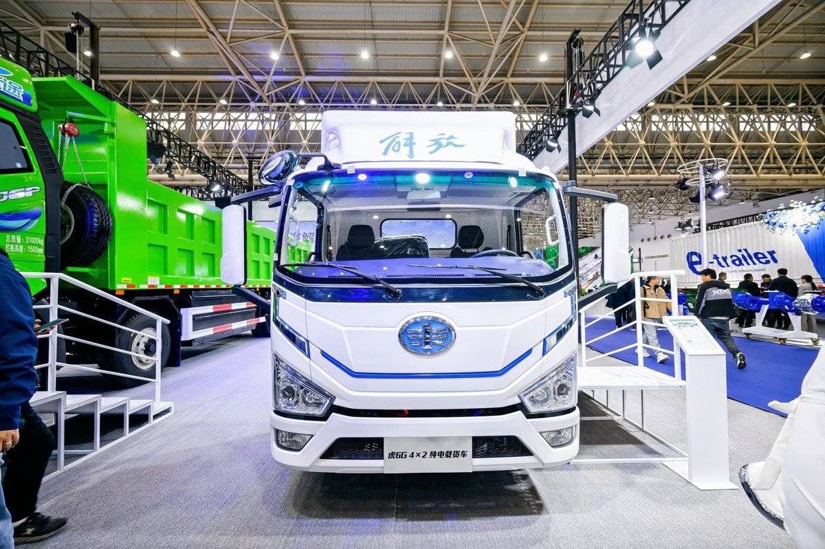 一汽解放携新能源明星车型亮相2025年中国国际商用车展览会JSN_4426-opq4109459007 (1)