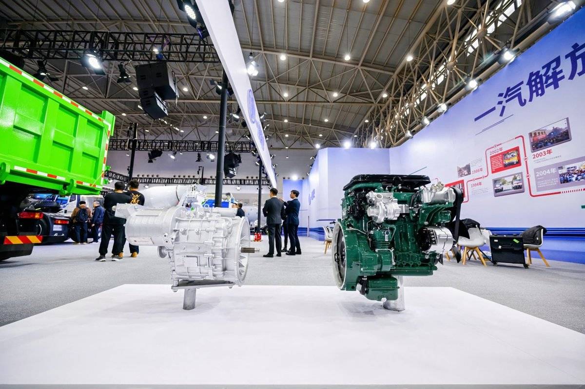 一汽解放携新能源明星车型亮相2025年中国国际商用车展览会JSN_4486-opq4109500720