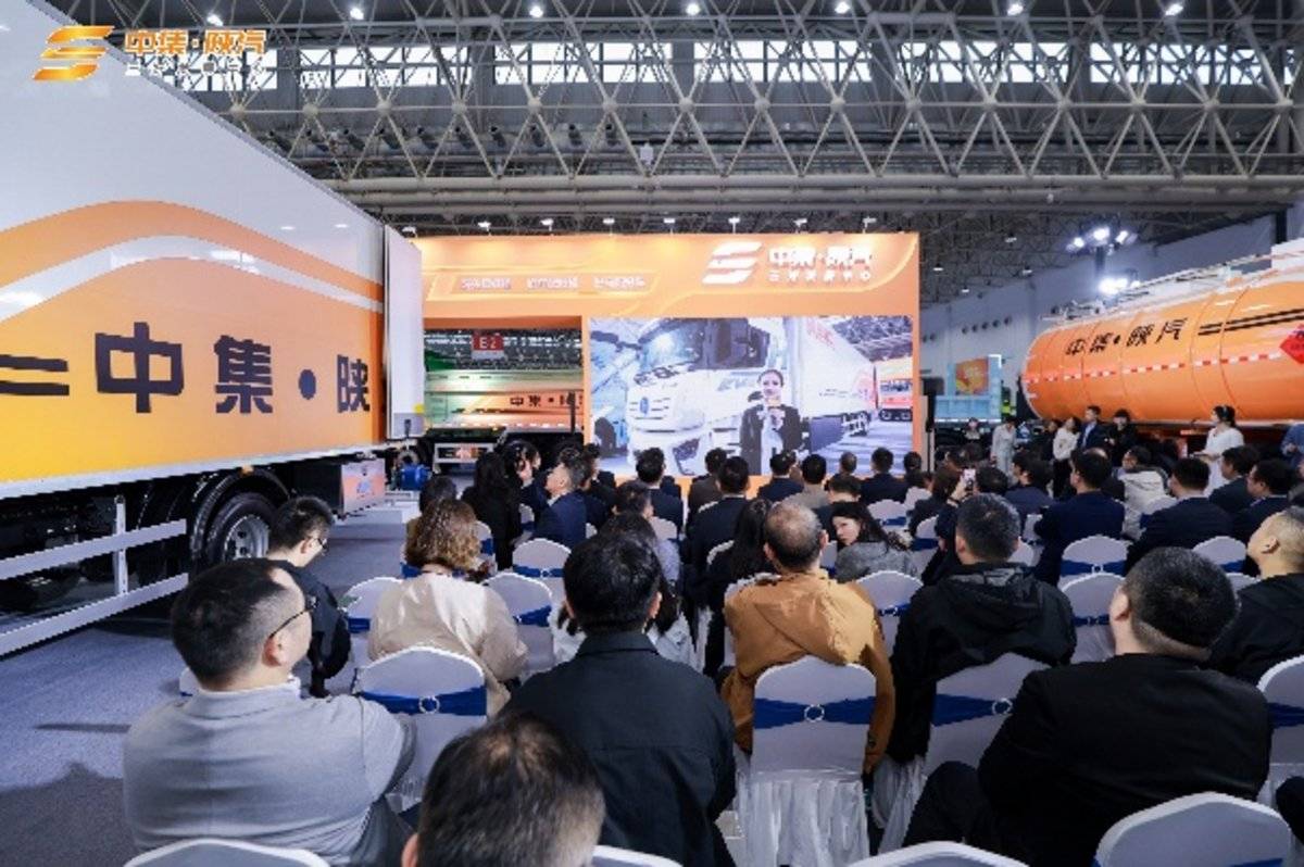 三好产品，五好价值 | 中集陕汽共筑高质量发展新生态主题活动圆满成功！人们在看台上的人在火车旁 AI生成的内容可能不正确。