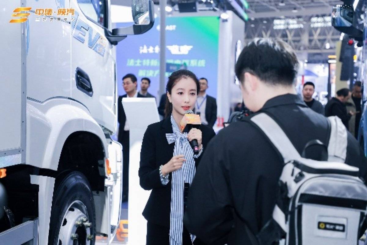 三好产品，五好价值 | 中集陕汽共筑高质量发展新生态主题活动圆满成功！人站在卡车旁边 AI生成的内容可能不正确。