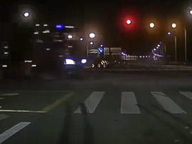 货车凌晨集体组团闯红灯 别一出事就是我们都在用力的活着