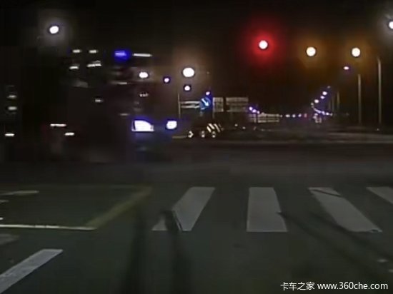 货车凌晨集体组团闯红灯 别一出事就是我们都在用力的活着