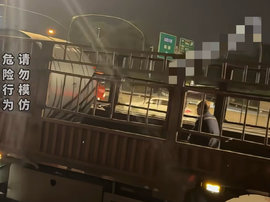 货车拉钢卷 车厢里竟然还坐了个大爷?