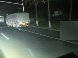 潍坊一货车意外洒落大量钉子 四五十辆货车轮胎被扎!