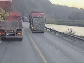 全是蒙面车 这样还能看清路吗?