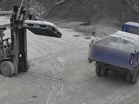 卸完货紧急制动开溜的货车 这身手怕不是电影特技替身