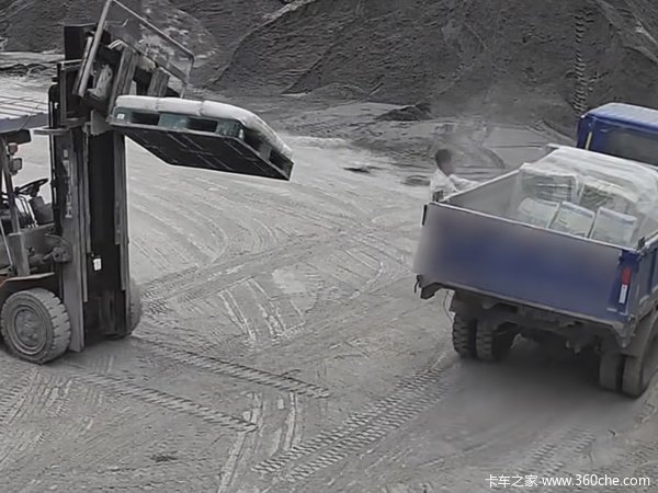 卸完货紧急制动开溜的货车 这身手怕不是电影特技替身