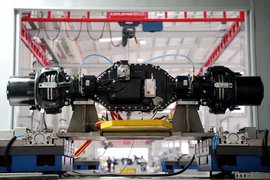 同样是电动重卡 差别却可能大得惊人 我们去电驱桥工厂掰开揉碎看看