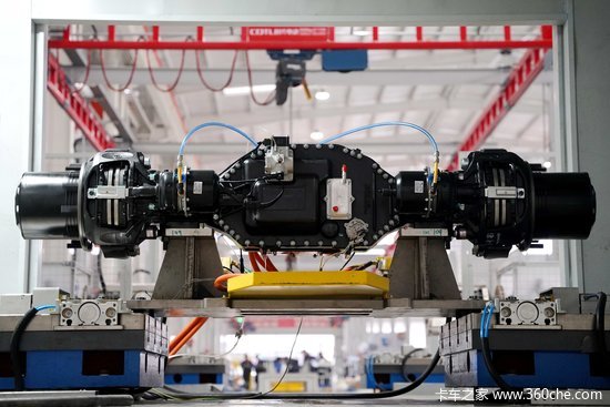 同样是电动重卡 差别却可能大得惊人 我们去电驱桥工厂掰开揉碎看看