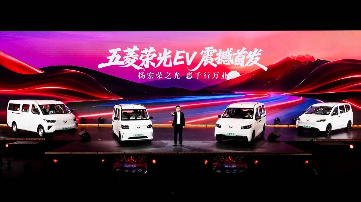 “天灵神”技术升级“创富神车”,荣光EV亮相引领五菱红标迈入“全面新能源时代”跑道上的赛车 AI 生成的内容可能不正确。