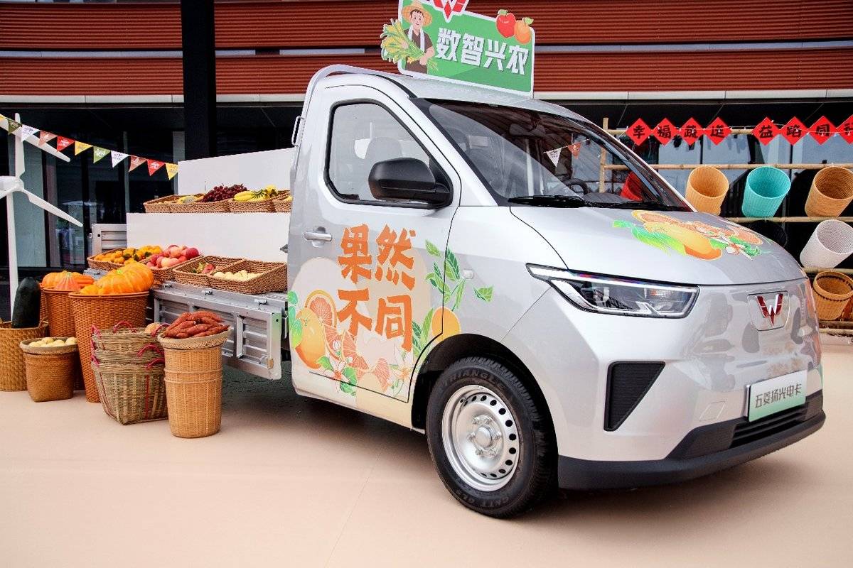 “天灵神”技术升级“创富神车”,荣光EV亮相引领五菱红标迈入“全面新能源时代”桌子上放了不同类型的汽车 AI 生成的内容可能不正确。