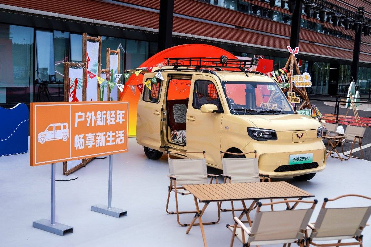 “天灵神”技术升级“创富神车”,荣光EV亮相引领五菱红标迈入“全面新能源时代”图片包含 建筑, 桌子, 汽车, 小 AI 生成的内容可能不正确。