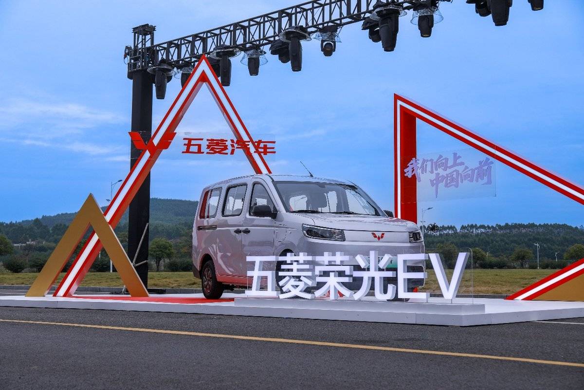 “天灵神”技术升级“创富神车”,荣光EV亮相引领五菱红标迈入“全面新能源时代”