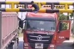 货车卡限高杆 司机无用大锤砸扁车脱困