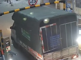 货车经过限高杆 四次剐蹭终于将限高杆带走