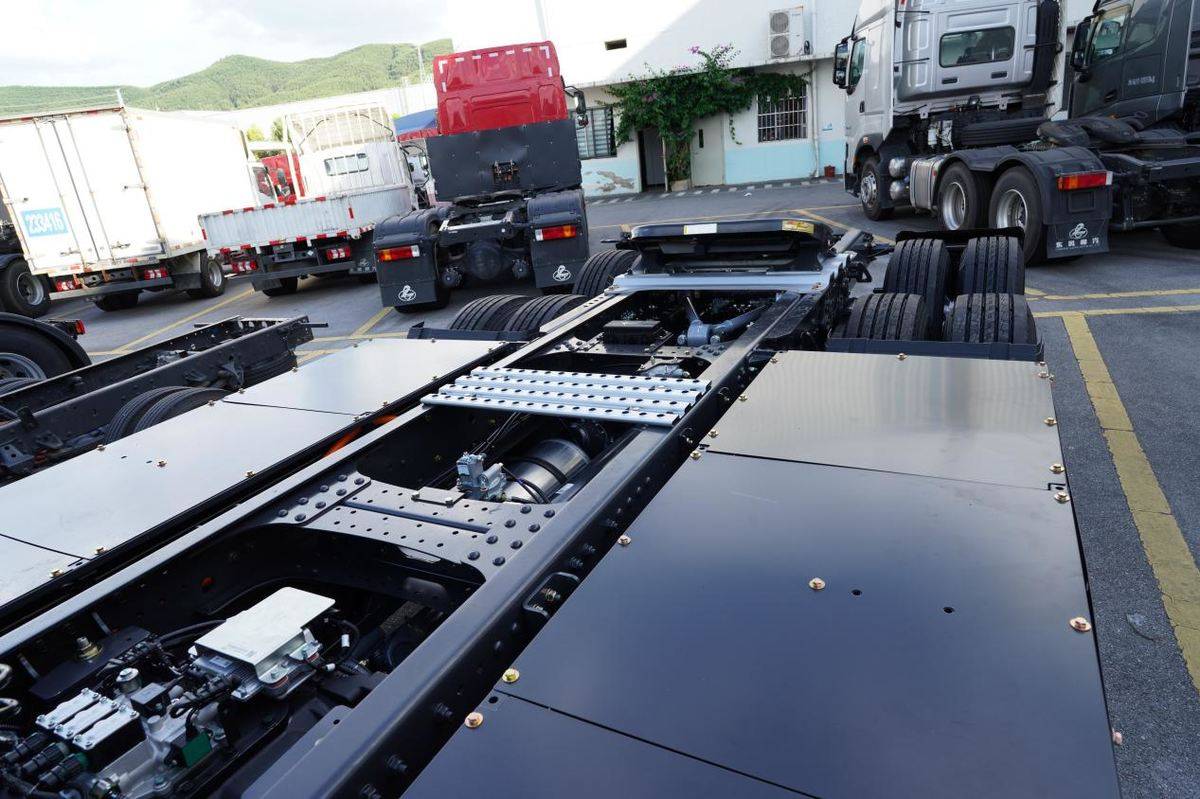 每趟多拉1.1吨,乘龙H5超轻版纯电牵引车助您“轻盈”创富ZDF00093