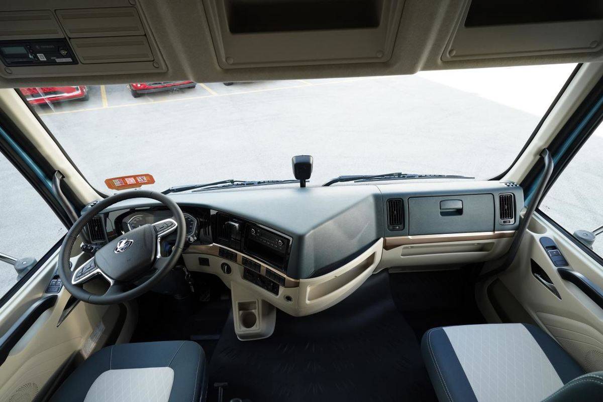 每趟多拉1.1吨,乘龙H5超轻版纯电牵引车助您“轻盈”创富ZDF00082