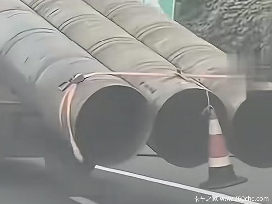 这么小的货车敢拉这么大型的钢管 不要命了？