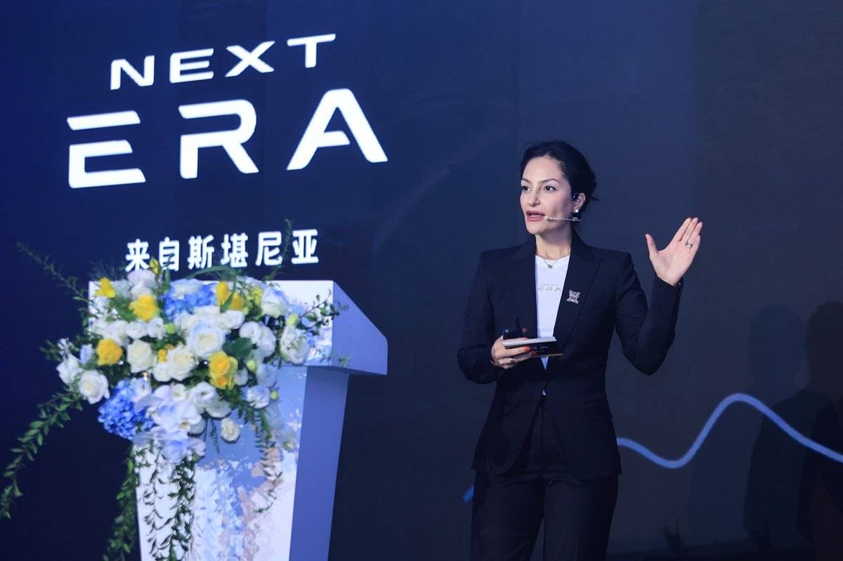 NEXT ERA耀世发布：重塑中国长途运输价值标杆人站在舞台上 AI生成的内容可能不正确。