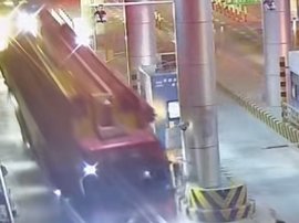 货车司机相约凌晨闯卡 被警方2分钟抓获