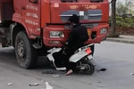 男子骑电动车车头被折断卷入货车底部!