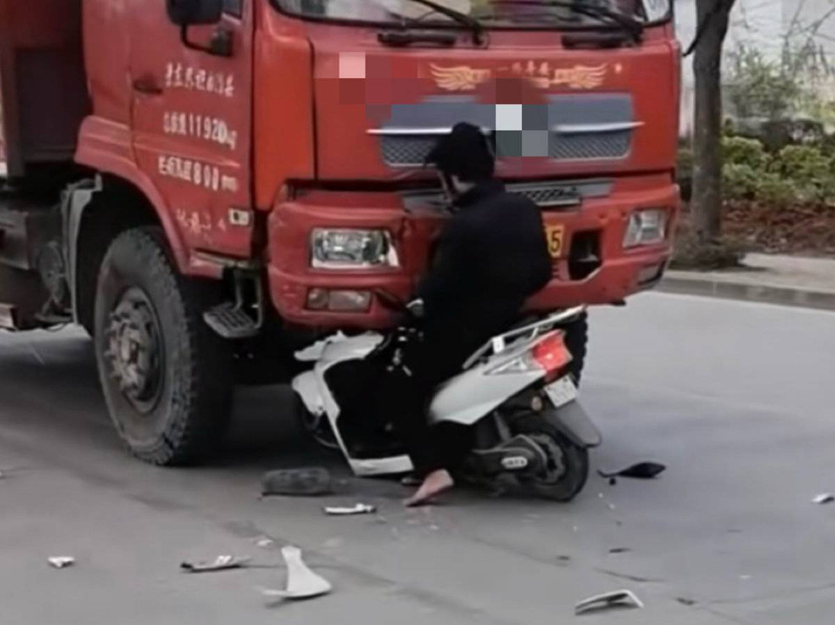 ������綯����ͷ���۶Ͼ�������ײ���