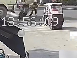 外卖小哥遇货车未减速极限跳车 这反应速度真牛