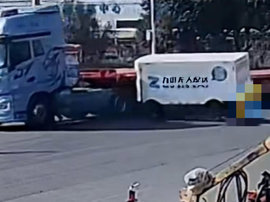 无人快递车转弯未让行与货车碰撞 这玩意真能替代老司机？