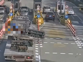 大板车进收费站 不捆货物模具滑落砸断立柱