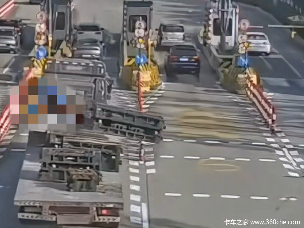 大板车进收费站 不捆货物模具滑落砸断立柱