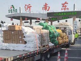 小货车拉大板 还让同行活吗？