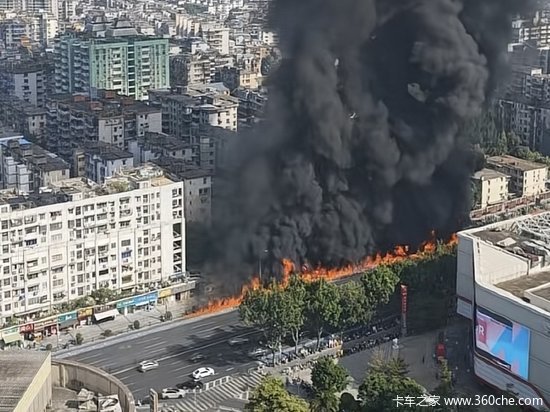 广州一小货车自燃导致周边火势蔓延几十米！