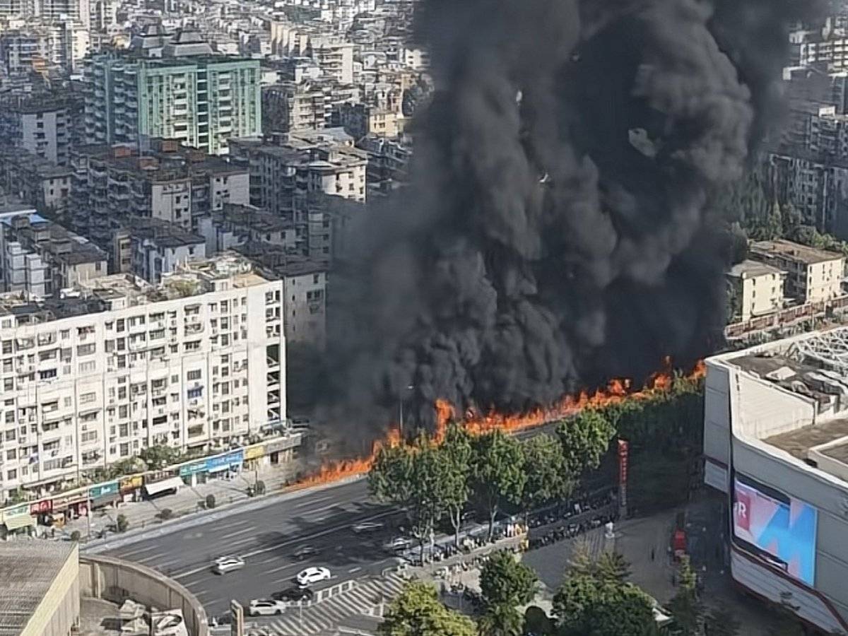 一小货车自燃导致周边火势蔓延几十米！