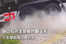 货车爆胎威力真的大,路边石砖全部被炸翻飞天
