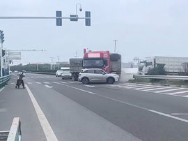 就非得跟它硬刚吗？安徽一汽车和挂车开斗气车！