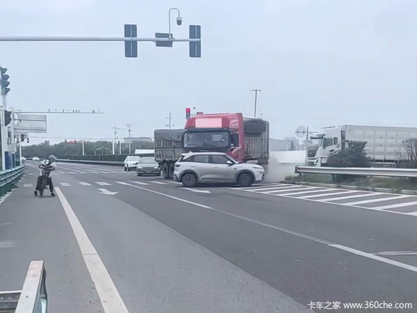 就非得跟它硬刚吗？安徽一汽车和挂车开斗气车！