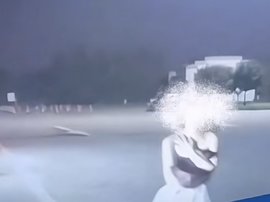 深夜货车司机服务区休息 遇一姑娘穿着暴露拦在车前非要搭车