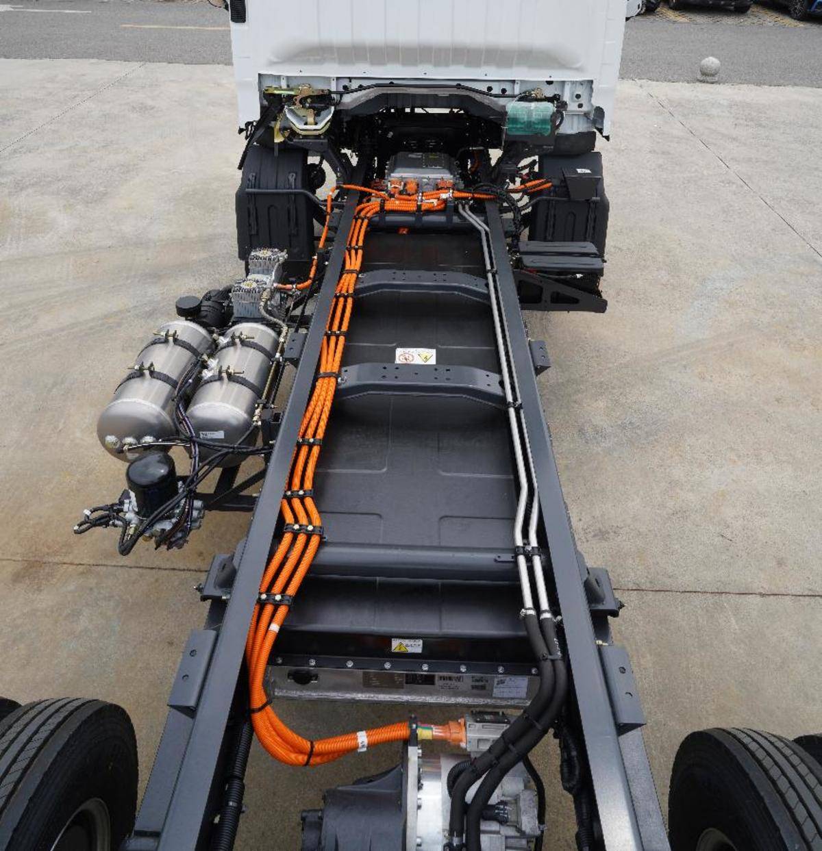 充电16分钟续航450km 乘龙翼威2大电量轻卡领跑城配创富路图片