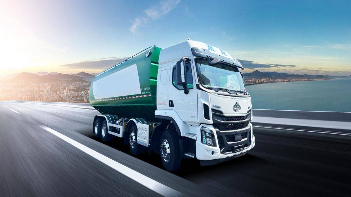 饲料运输四大刻板印象，被乘龙H5 8x4散装饲料车打破了9f9e0c604dc83fba14c6a66f5e3e66b9