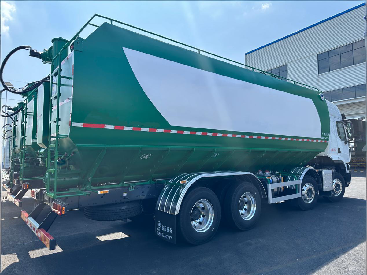 饲料运输四大刻板印象，被乘龙H5 8x4散装饲料车打破了downloaded-image (1)
