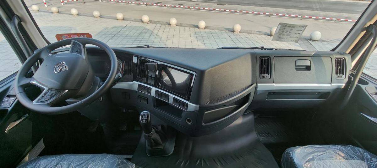 饲料运输四大刻板印象，被乘龙H5 8x4散装饲料车打破了IMG20250106090230