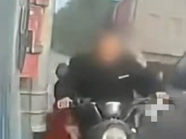 女子骑车带娃硬挤货车死亡夹缝 瞬间被两车夹击