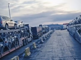 新疆G7白山泉服务区 出现大量二怪违规轿运车