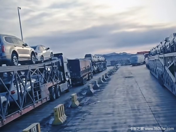 新疆G7白山泉服务区 出现大量二怪违规轿运车